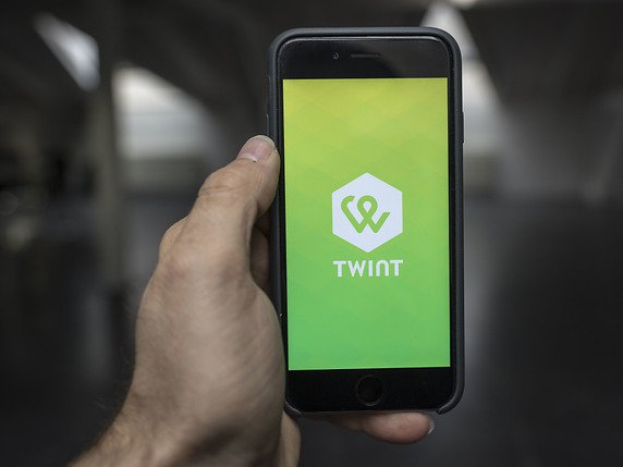 La nouvelle solution commune de paiement mobile, qui sera lancée l'automne prochain, prendra le nom de Twint, l'application développée par PostFinance (archives). © KEYSTONE/CHRISTIAN BEUTLER