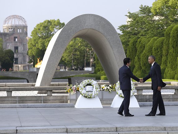 Barack Obama et Shinzo Abe ont déposé une couronne de fleurs devant le cénotaphe pour la paix. © KEYSTONE/AP/CAROLYN KASTER