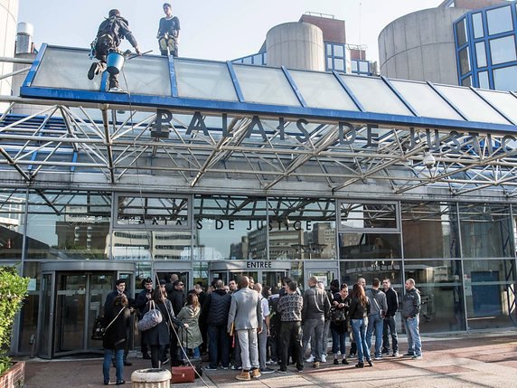 Alors que la salle d'audience était comble pour le procès lié à l'épisode de la "chemise arrachée" du DRH d'Air France, une centaine de militants syndicaux assistaient dehors à la projection sur écran géant du documentaire "Comme des Lions" de Françoise Davisse, sur la lutte des "PSA d'Aulnay". © KEYSTONE/EPA/CHRISTOPHE PETIT TESSON