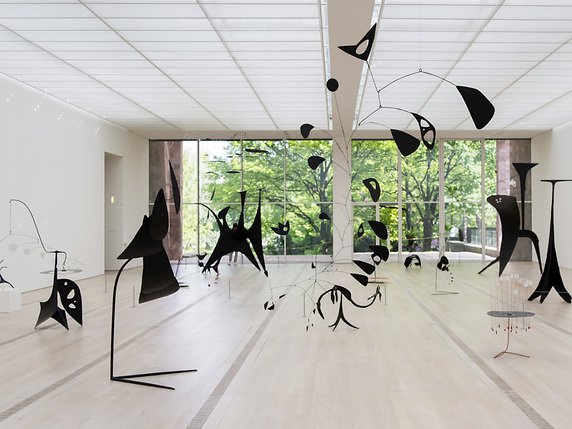 L'exposition Alexander Calder & Fischli/Weiss, à la Fondation Beyeler à Riehen (BS), est ouverte de dimanche jusqu'au 4 septembre. © KEYSTONE/GEORGIOS KEFALAS