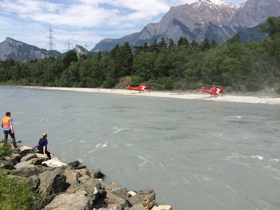 Des hélicoptères et plusieurs unités de secours participent aux recherches sur la rivière Landquart, dans les Grisons. © Police cantonale grisonne