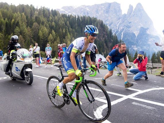 Esteban Chaves s'est emparé du maillot rose vendredi © KEYSTONE/EPA ANSA/CLAUDIO PERI