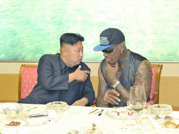 Fan de basketball, Kim Jong-un a reçu plusieurs fois à Pyongyang le célèbre joueur des Chicago Bulls, Dennis Rodman (archives). © KEYSTONE/EPA/RODONG SINMUN / HANDOUT