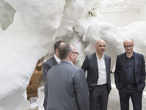 Visite du pavillon suisse de la 15e Biennale d'architecture de Venise en compagnie d'Alain Berset (archives). © KEYSTONE/CHRISTIAN BEUTLER