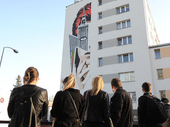 Depuis le 21 avril, un portrait de David Bowie orne également un immeuble de Varsovie, en Pologne (archives). © KEYSTONE/AP/ALIK KEPLICZ