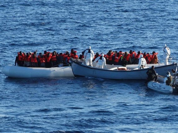 Les migrants sauvés sur deux bateaux cette semaine en Méditerranée ont déclaré avoir vu couler, jeudi, une autre embarcation, transportant quelque 400 migrants (archives). © KEYSTONE / EPA ANSA / ITALIAN NAVY PRESS OFFICE / HANDOUT