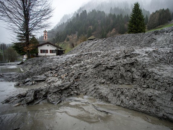 Dans le Val Blenio, le glissement de terrain qui s'était vérifié le 22 mars dernier s'est remis en marche, entraînant environ 80'000 m3 de matériau (archives). © Keystone/TI-PRESS/FRANCESCA AGOSTA