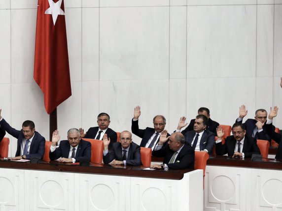 Les députés turcs ont accordé dimanche leur confiance au gouvernement du nouveau Premier ministre, Binali Yildirim (1er rang, centre). © KEYSTONE/AP