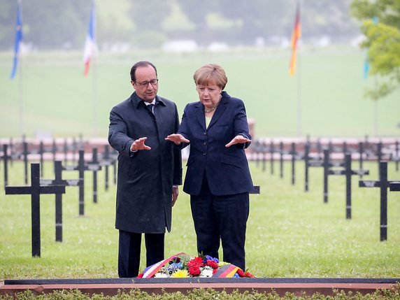 Angela Merkel et François Hollande ont entamé la journée au cimetière allemand de Consenvoye. © KEYSTONE/EPA DPA/KAY NIETFELD