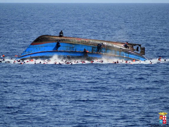 La traversée de la Méditerranée aurait coûté la vie à au moins 700 migrants cette semaine (archives). © KEYSTONE/AP Italian Navy