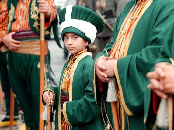 Un jeune garçon en costume ottoman célèbre la prise de Constantinople (archives). © KEYSTONE/EPA/ANJA NIEDRINGHAUS
