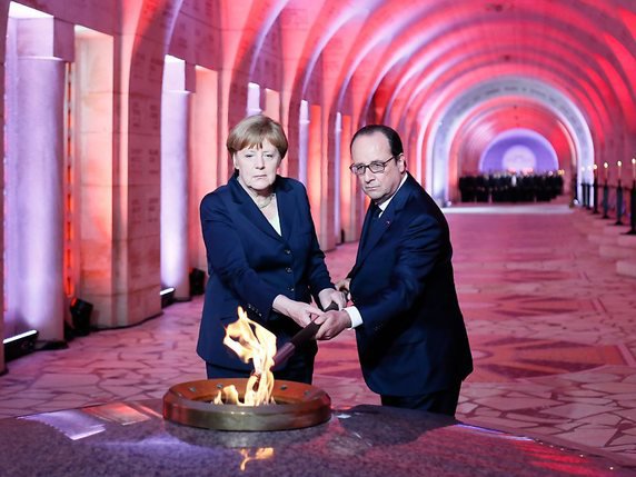 François Hollande et Angela Merkel ont rallumé la flamme du souvenir à l'ossuaire de Douaumont. © KEYSTONE/EPA POOL/MATHIEU CUGNOT