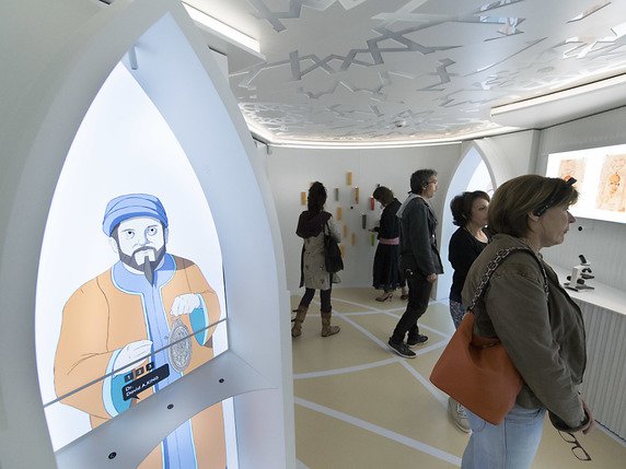 Des visiteurs dans l'une des six salles d'exposition lors de l'ouverture du Musée des civilisations de l'islam (mucivi) ce dimanche à La Chaux-de-Fonds. © KEYSTONE/LAURENT GILLIERON