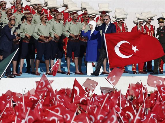Des centaines de milliers de personnes se sont rassemblées dans le quartier de Yenikapi, dans la Corne d'Or, agitant d'immenses drapeaux en présence, notamment, du président Recep Tayyip Erdogan. © KEYSTONE/EPA/SEDAT SUNA