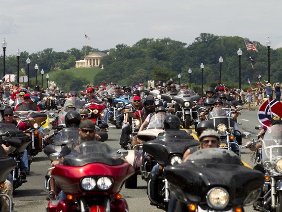 Près de 300.000 motards étaient attendus pour l'édition 2016 de cette grande parade toute en pétarades et en drapeaux, dans le centre de Washington. © KEYSTONE/FR159526 AP/JOSE LUIS MAGANA