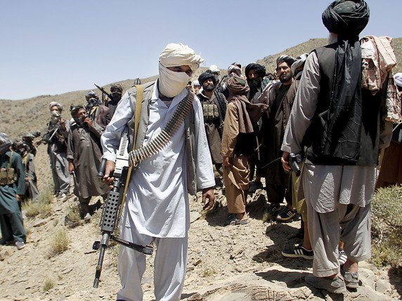 Les talibans afghans ont nommé mercredi le mollah Haibatullah Akhundzada, un religieux discret mais respecté, pour succéder au mollah Mansour. Ce dernier a été tué le 21 mai par une frappe américaine (image symbolique). © KEYSTONE/AP/ALLAUDDIN KHAN