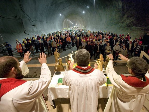 Ce n'est pas la première fois que les ecclésiastiques diront une messe dans le tunnel de base du Gothard. Ici lors d'une cérémonie en l'honneur de sainte Barbe, la patronne des mineurs (archives). © KEYSTONE/MARTIN RUETSCHI