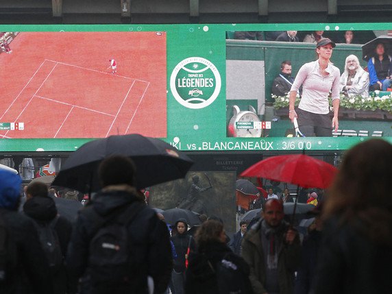 La pluie fait toujours des siennes à Roland-Garros © KEYSTONE/AP/CHRISTOPHE ENA