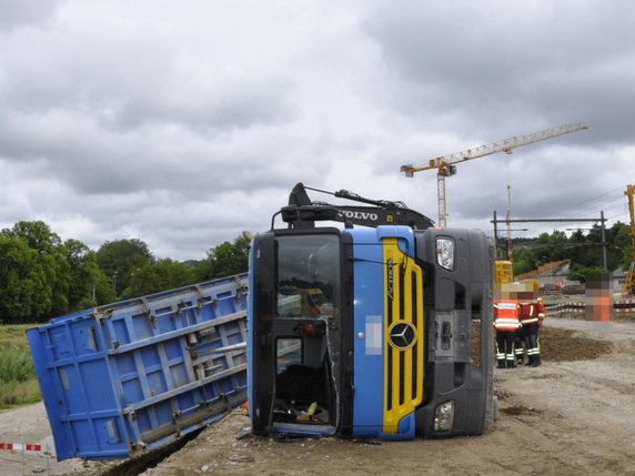 Un camion s'est renversé en déchargeant du gravier près du chantier CFF de construction du nouveau tunnel ferroviaire d'Eppenberg, à Gretzenbach (SO). © Police cantonale SO