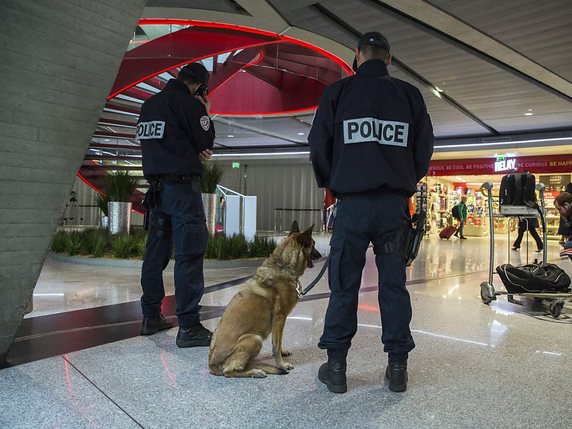 La France a renforcé ses mesures de sécurité, notamment dans les aéroports, comme sur le cliché pris à Charles de Gaulle (archives). © KEYSTONE/EPA/ETIENNE LAURENT