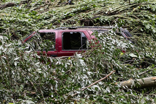 Quelque 66'000 foyers de Virginie occidentale restent privés d'électricité ou de gaz. Et 60 routes sont coupées en raison d'arbres tombés sur la voie. © KEYSTONE/AP Charleston Gazette-Mail/SAM OWENS