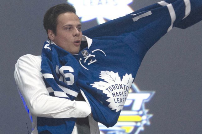 Auston Matthews enfile le chandail des Maple Leafs © KEYSTONE/AP The Canadian Press/NATHAN DENETTE