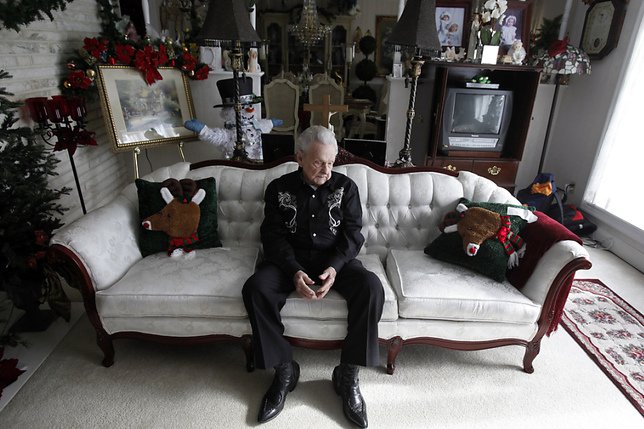 Ralph Stanley, en 2012, au milieu de ses souvenirs (archives) © KEYSTONE/AP RICHMOND TIMES-DISPATCH/BOB BROWN