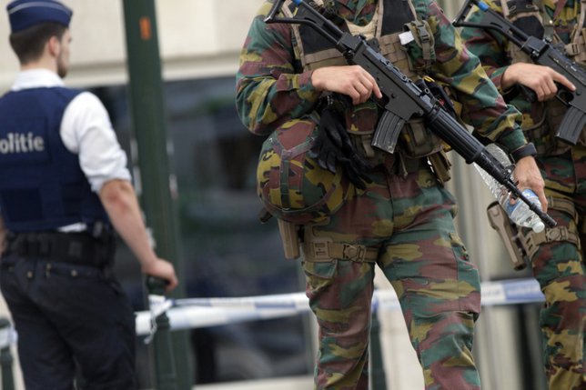 Des policiers et des soldats belges patrouillent à Bruxelles (archives). © KEYSTONE/AP/VIRGINIA MAYO