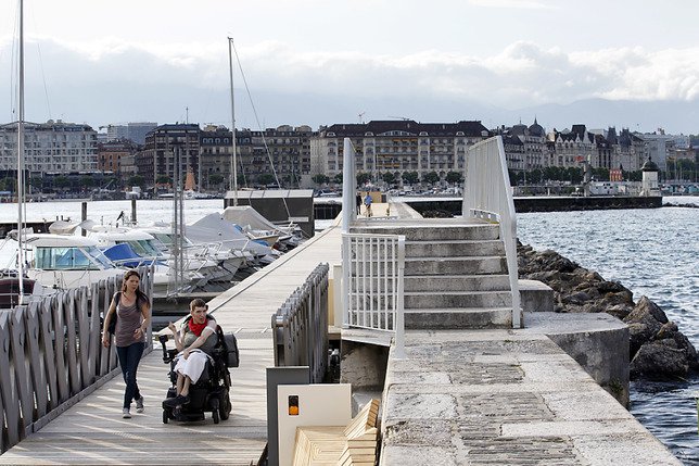 La nouvelle jetée du Jet d'eau de Genève, inaugurée samedi, est aussi accessible aux personnes en fauteuil roulant. © KEYSTONE/SALVATORE DI NOLFI