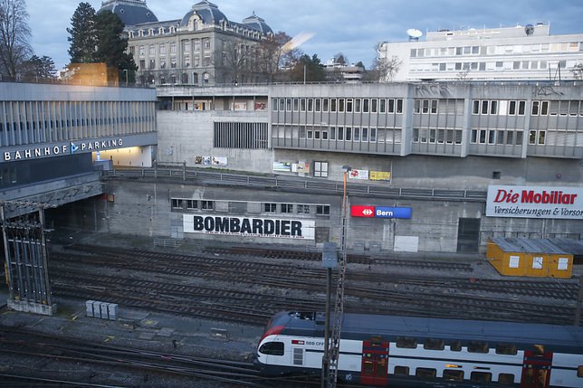 Une ligne de contact défectueuse en gare de Berne perturbe le trafic ferroviaire en direction de Neuchâtel (archives). © KEYSTONE/PETER KLAUNZER