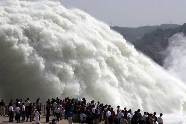 Le chantier du barrage chinois de Xiaolangdi a été achevé en 2000, a coûté 3,5 milliards de dollars, et produit quelque 5 milliards de kWh d'électricité par an (archives). © Keystone/AP XINHUA/ZHANG XIAOLI