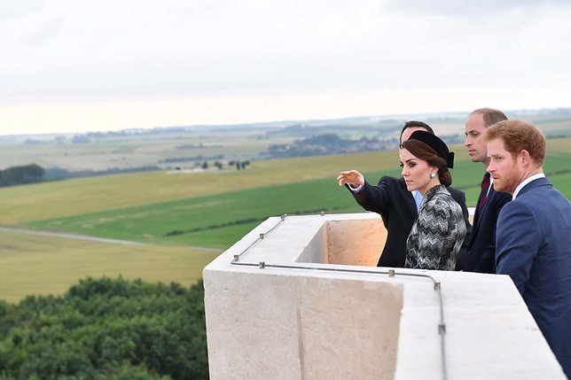 Kate, William et Harry au sommet du mémorial de Thiepval © KEYSTONE/EPA PRESS ASSOCIATION/TIM ROOKE /PA