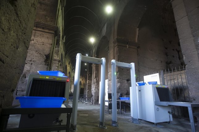 Sécurité oblige, des détecteurs de métal ont été installés dans le Colisée © KEYSTONE/EPA ANSA/CLAUDIO PERI