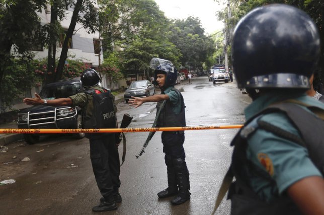 Un cordon de sécurité dans le quartier diplomatique de la capitale Dacca. © KEYSTONE/AP