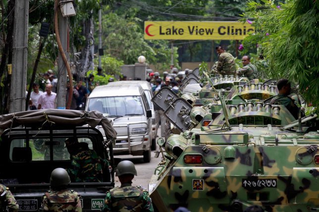 Des patrouilles militaires surveillent les alentours du restaurant de Dacca où a eu lieu une prise d'otages, suivie d'un assaut. © KEYSTONE/AP