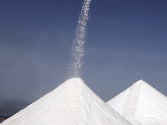Les Suisses consomment trop de sel et mettent en danger leur santé (image symbolique). © KEYSTONE/AP/DIMITRI MESSINIS