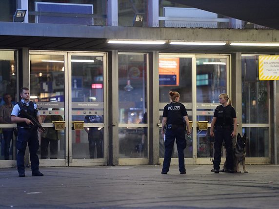 La gare centrale de Munich a été évacuée et placée sous surveillance policière vendredi soir après la fusillade meurtrière dans un centre commercial. © KEYSTONE/EPA DPA/ANDREAS GEBERT