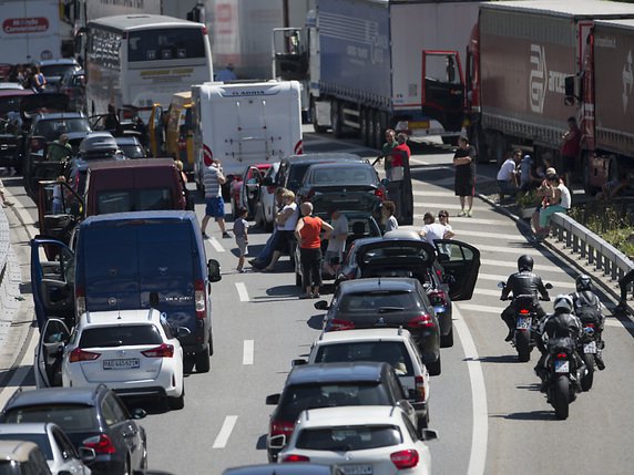 Les colonnes de voitures s'étendaient sur 13 kilomètres à la mi-journée à l'entrée nord du Gothard, comme à l'aube (archives). © KEYSTONE/URS FLUEELER