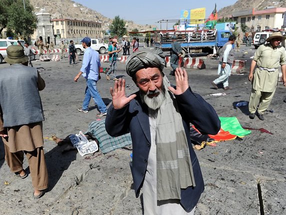 L'attentat a brutalement interrompu une manifestation de Hazaras qui protestaient contre un projet de ligne à haute tension délaissant leur territoire, dans la province de Bamiyan. © KEYSTONE/EPA/HEDAYATULLAH AMID