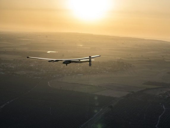 Bertrand Piccard est aux commandes de Solar Impulse 2 lors de cette dernière étape reliant Le Caire à Abou Dhabi (archives). © KEYSTONE/EPA SOLAR IMPULSE