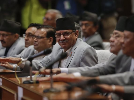 Pushpa Kamal Dahal, au centre, pourrait devenir le Premier ministre du Népal (archives). © KEYSTONE/EPA/NARENDRA SHRESTHA