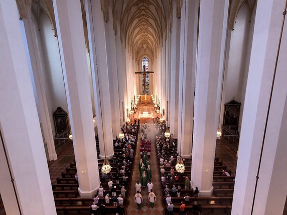 Une messe a été célébrée dimanche soir par le cardinal Reinhard Marx, en la cathédrale Notre-Dame de Munich, en mémoire des victimes de la fusillade de vendredi soir. © KEYSTONE/EPA DPA/SVEN HOPPE