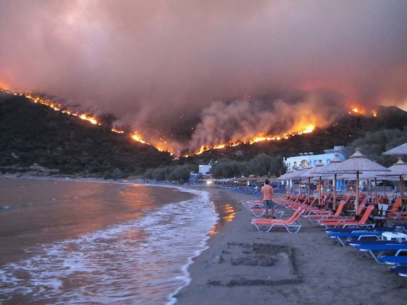 Des feux de sinistre mémoire en 2010 près du village de Lithi, sur l'île de Chios (archives) © KEYSTONE/EPA/ALEXANDROS VLACHOS