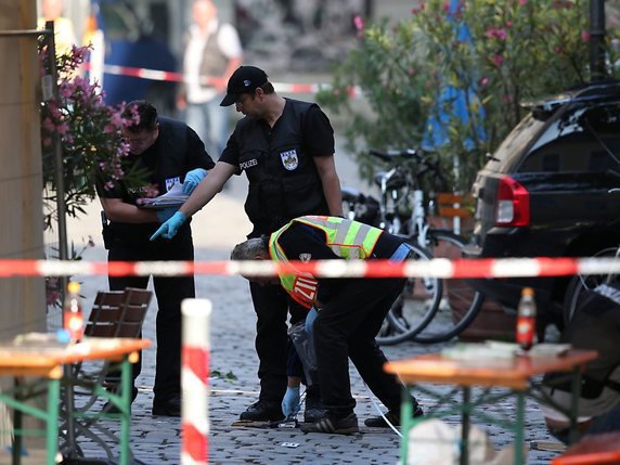 La police enquête sur les lieux de l'attentat, à Ansbach. © KEYSTONE/EPA DPA/DANIEL KARMANN