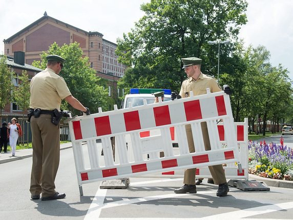 La police allemande installe des mesures de sécurité dans le périmètre de l'opéra de Bayreuth. © KEYSTONE/EPA DPA/TIMM SCHAMBERGER
