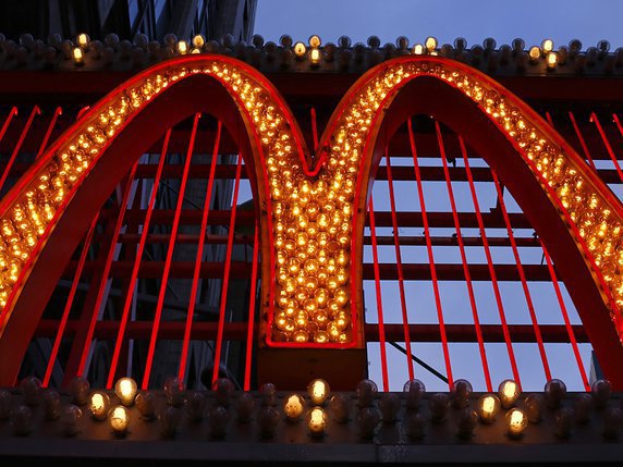 McDonald's a annoncé un plongeon plus fort que prévu de son bénéfice net au deuxième trimestre, plombé par une charge de restructuration de 230 millions de dollars (archives). © KEYSTONE/AP/GENE J. PUSKAR