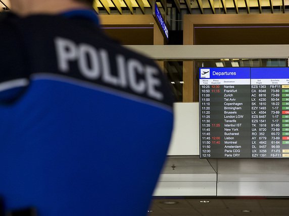 La police aux aguets mercredi matin à l'aéroport de Genève (photo prétexte) © KEYSTONE/CYRIL ZINGARO