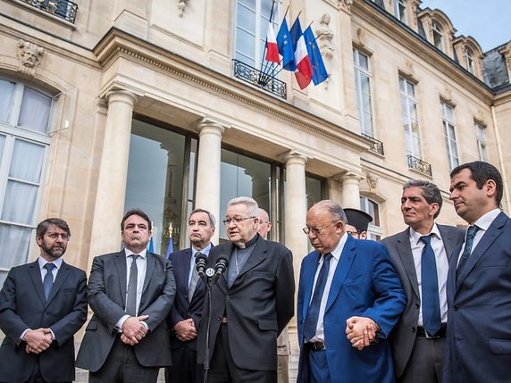 Les représentants des différentes religions de France ont affiché leur unité dans la cour de l'Elysée. © KEYSTONE/EPA/CHRISTOPHE PETIT TESSON