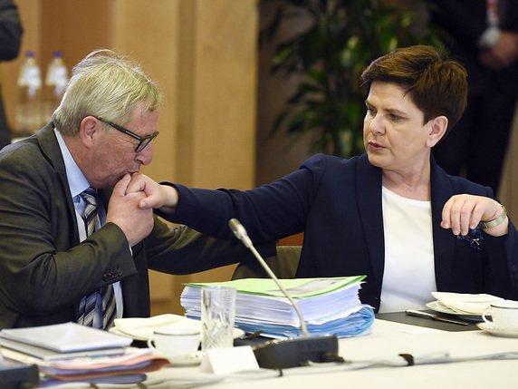 Jean-Claude Juncker en compagnie de la Première ministre Beata Szydlo (archives) © KEYSTONE/AP AFP Pool/JOHN THYS