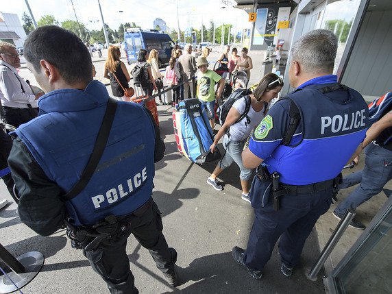 La police genevoise a déployé les grands moyens mercredi à l'aéroport de Genève, procédant à des contrôles d'identité systématiques des passagers. © KEYSTONE/MARTIAL TREZZINI